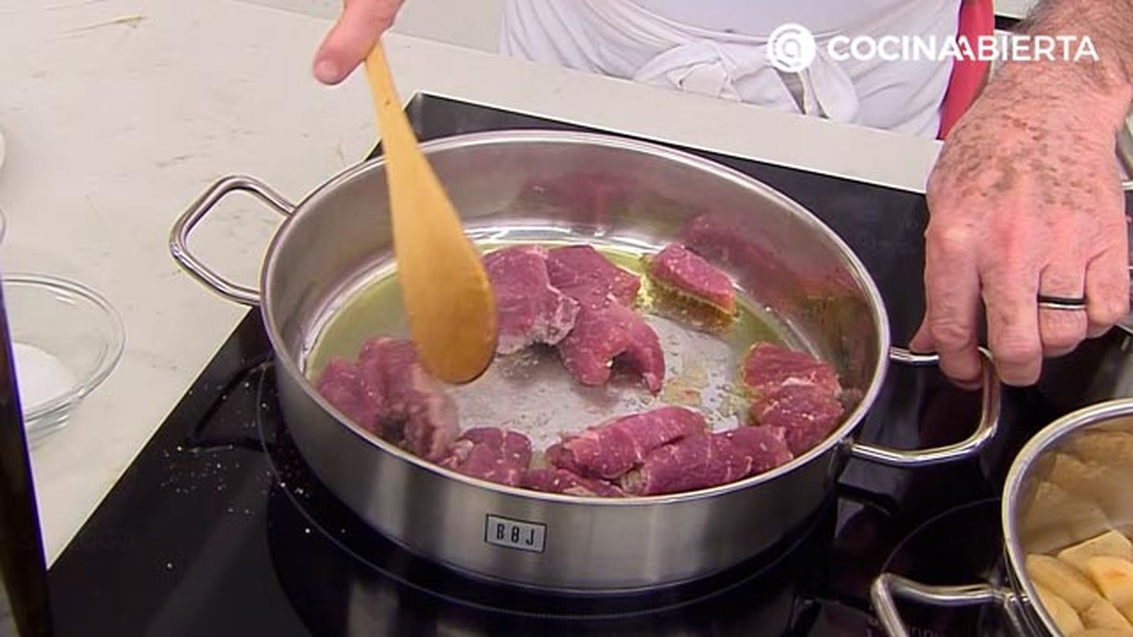 Receta cerdo salteado con salsa oporto karlos arguinano KARL6721 paso3 Receta cerdo salteado con salsa oporto karlos arguinano KARL6721 paso3