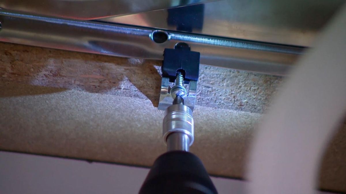 Cómo instalar una cocina en ángulo (Parte 2) paso 7