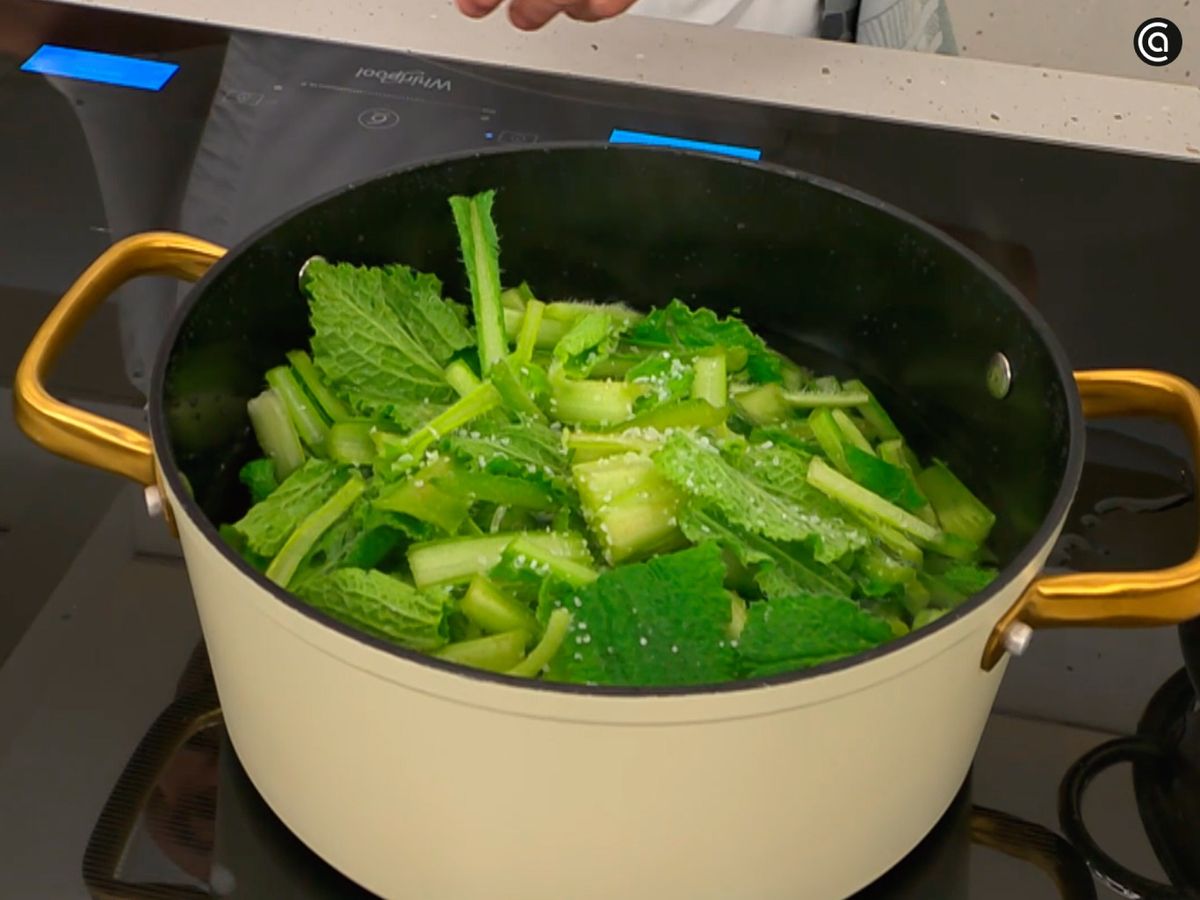 Lava bien la borraja, córtala y ponla a cocer con un poco de sal