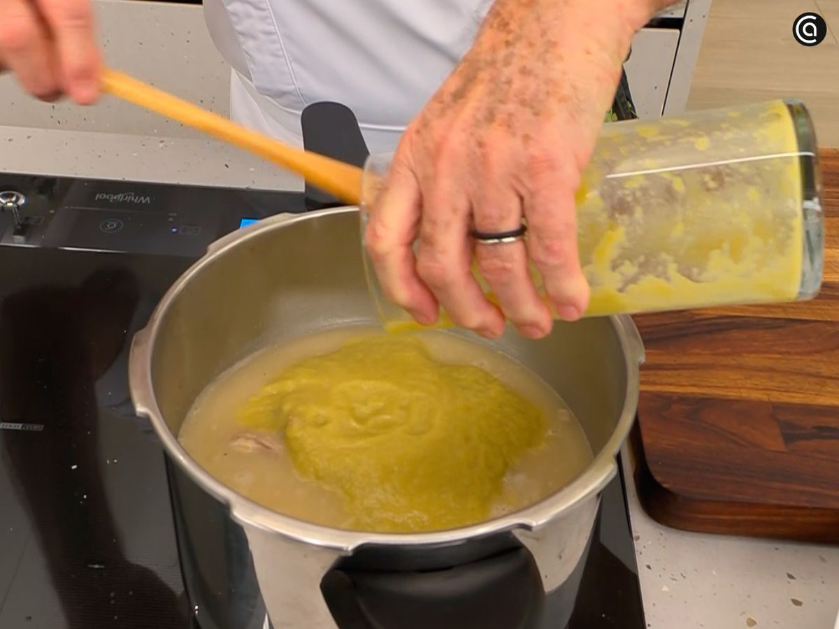 Pasa las verduras por la batidora, incorpóralas a la olla y mezcla hasta integrar