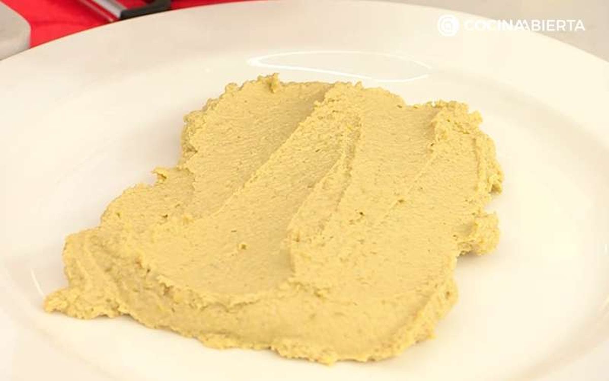 Sirve el hummus de aceitunas