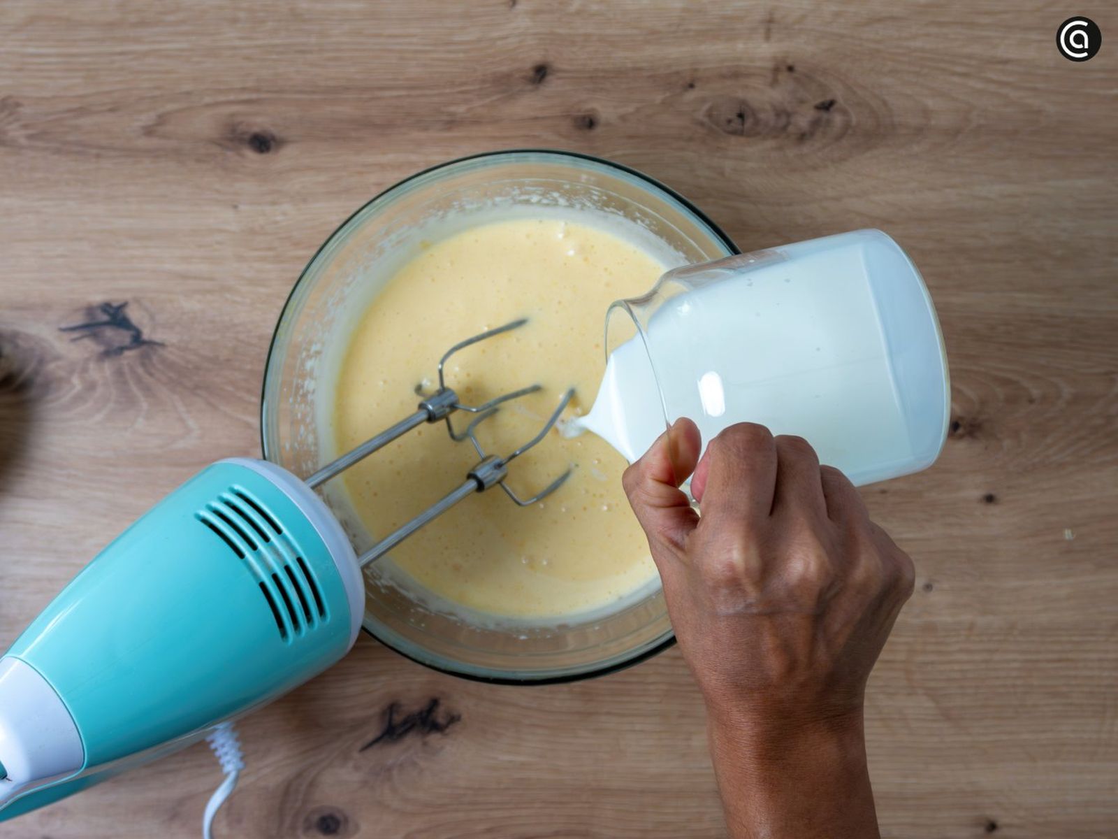 Vierte la leche, el aceite y el zumo de limón, integrándolos poco a poco Vierte la leche, el aceite y el zumo de limón, integrándolos poco a poco