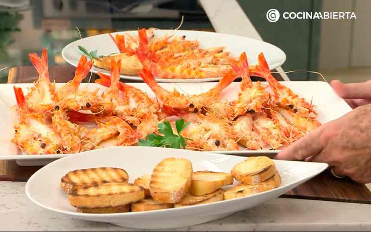 Acompaña los langostinos con rebanadas de pan