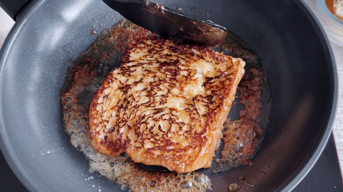 Freír las torrijas brioche