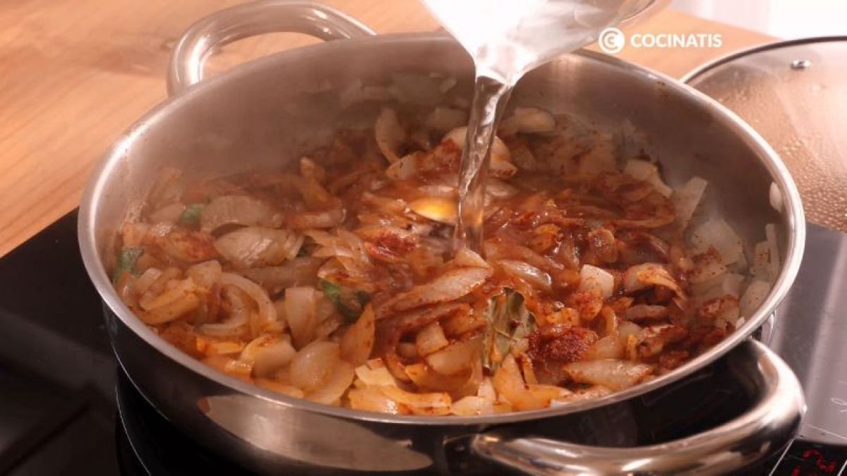 Agregamos agua a la cebolla con pimentón