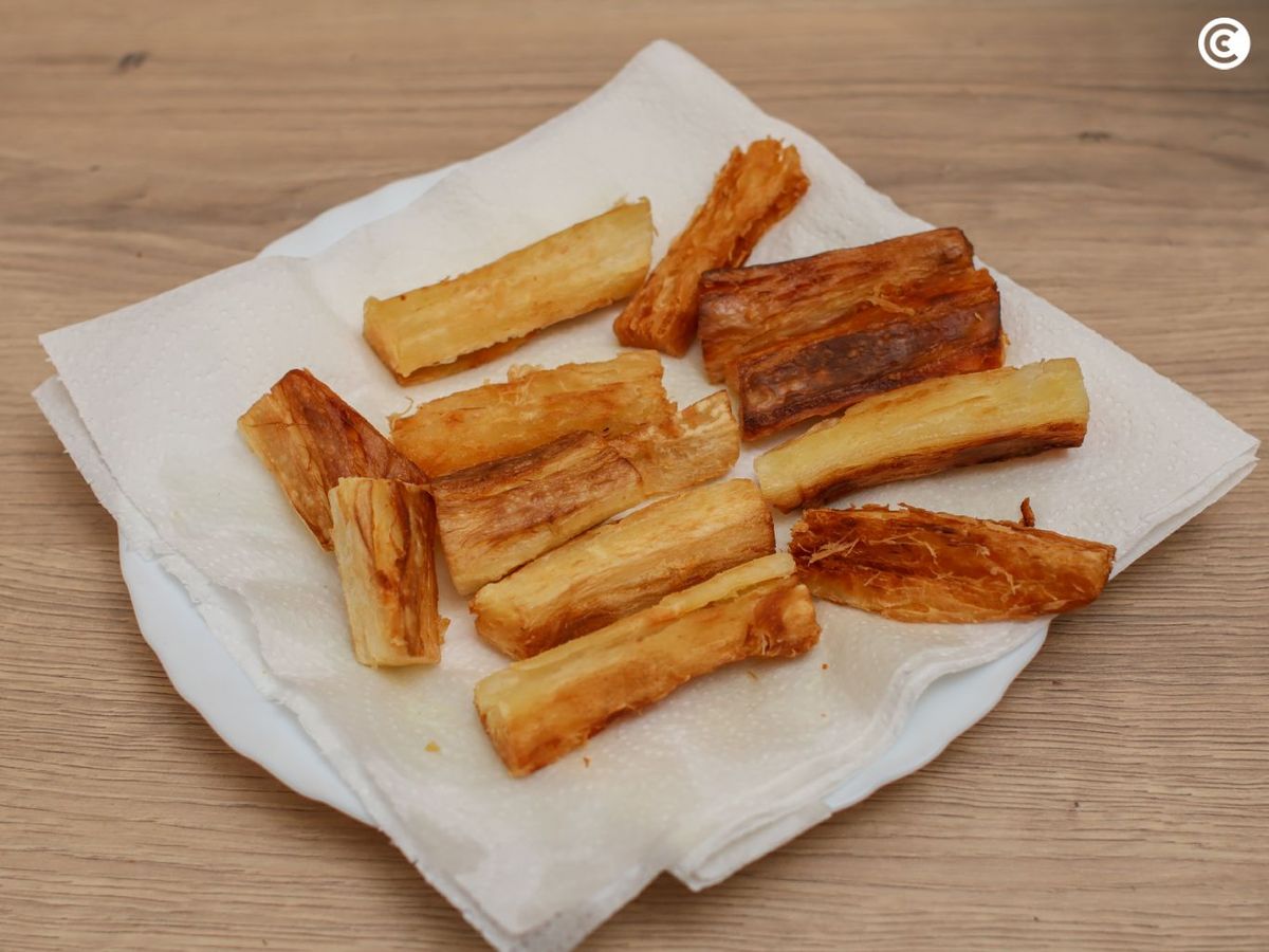 Yuca frita sobre papel absorbente