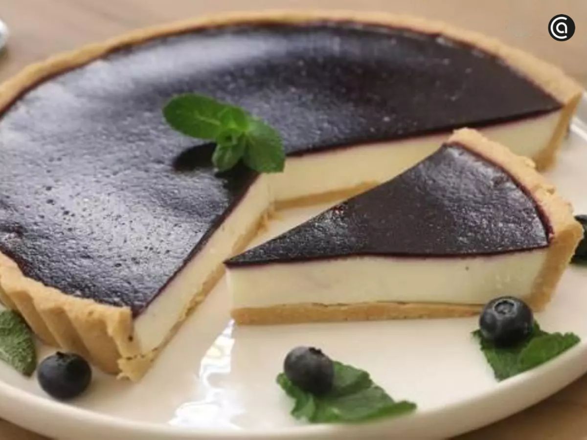Tarta fría de queso con mermelada de arándanos.