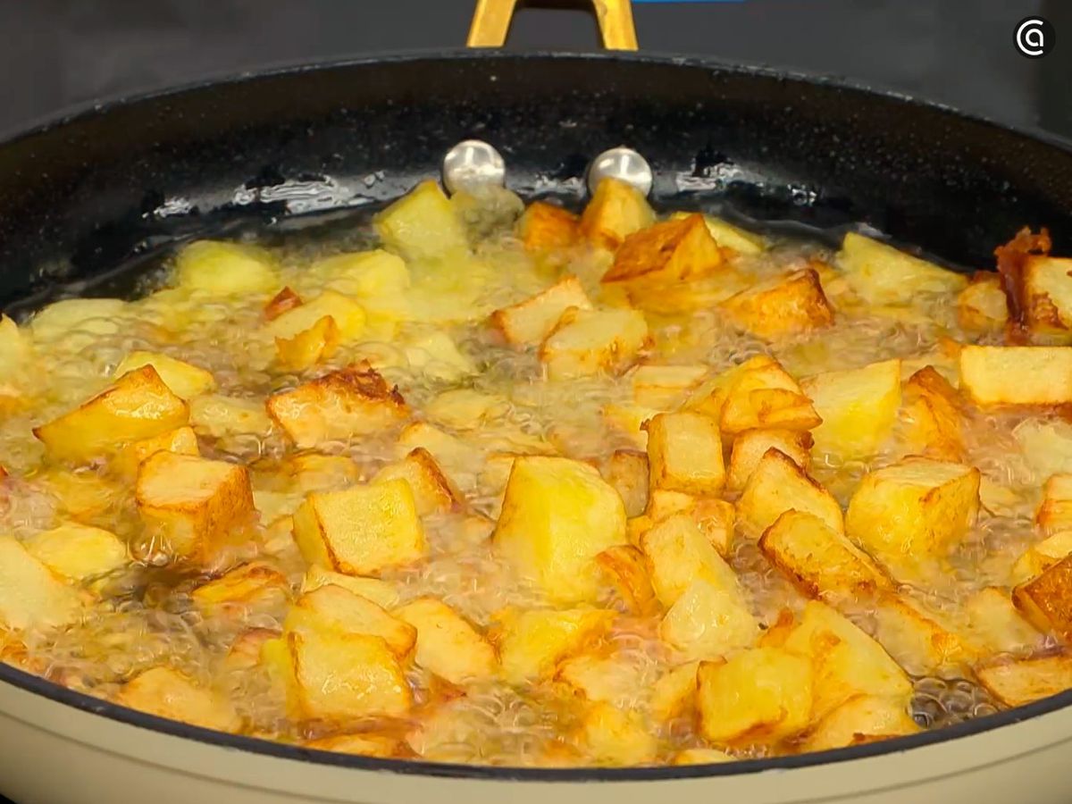 Corta las patatas en dados, fríelas hasta dorar, escúrrelas bien y resérvalas