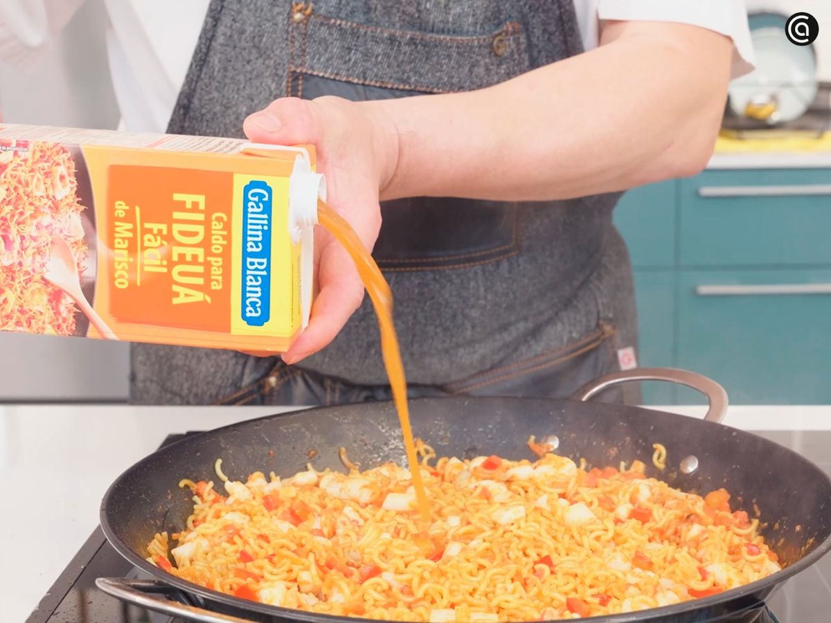 fideuá con sepia - caldo