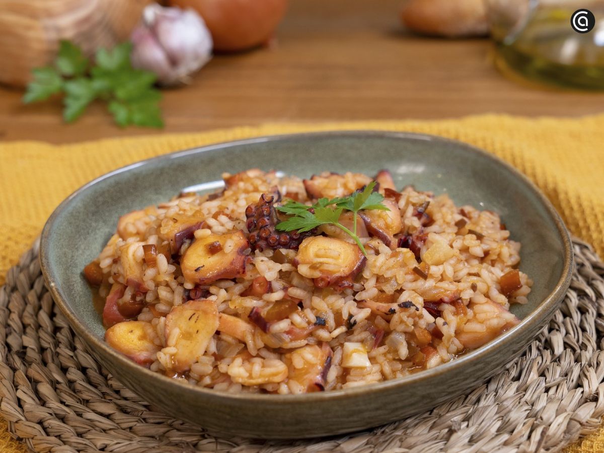 Sirve el arroz meloso con pulpo