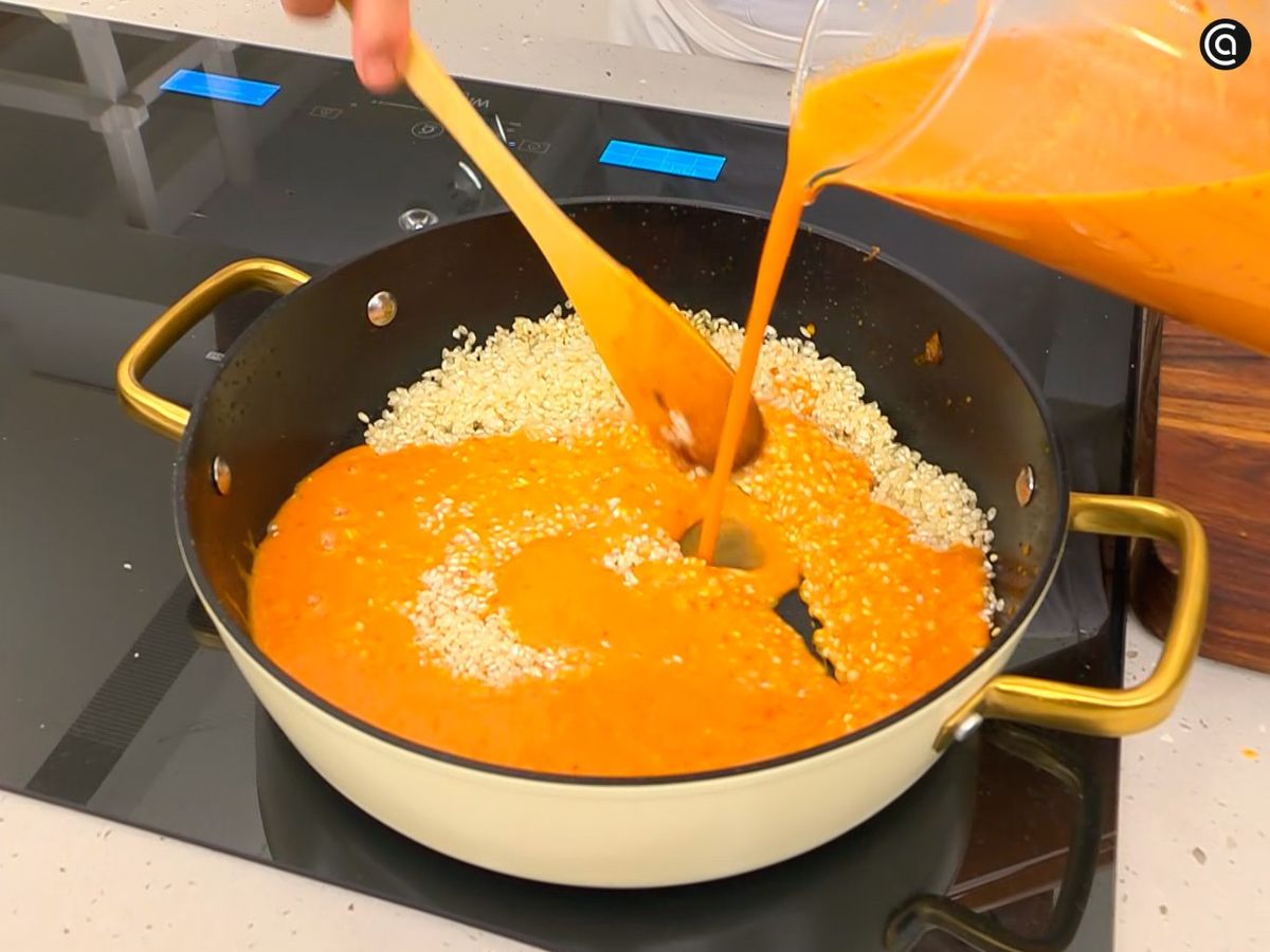 Dora ligeramente el arroz y mézclalo con las verduras trituradas