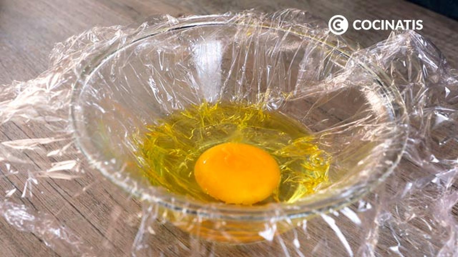 Incorpora el huevo y sal al gusto Receta de huevos escalfados o poché paso 2