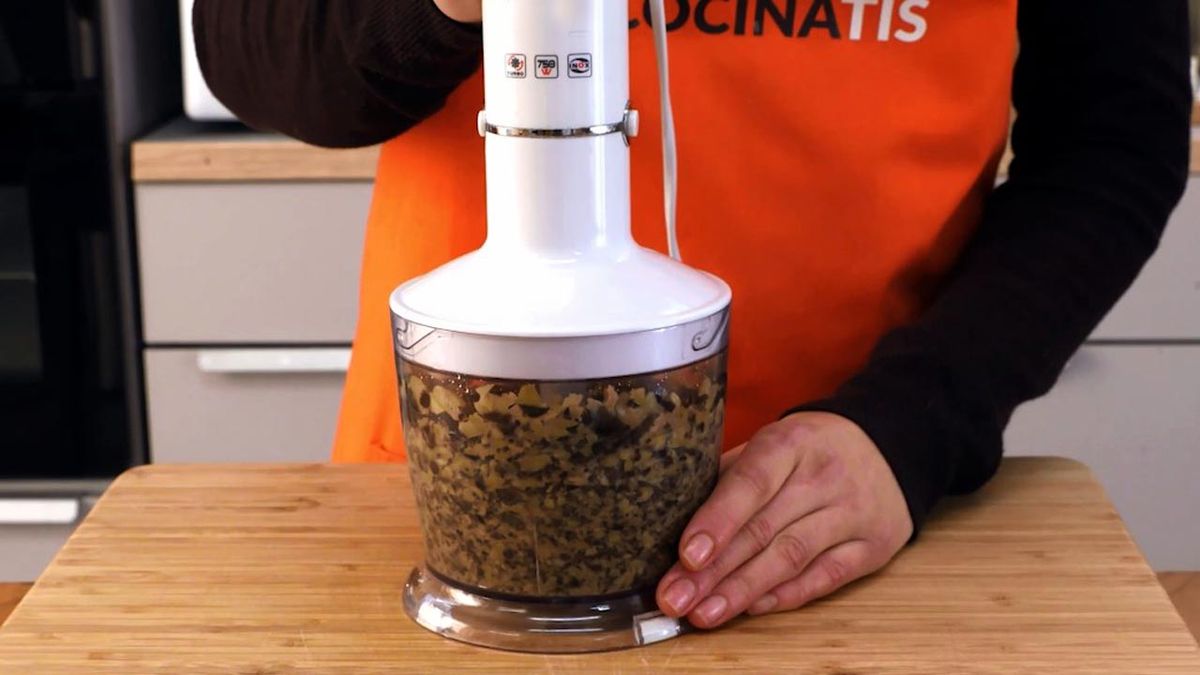 Palmeritas de hojaldre saladas (aceitunas, paté de aceitunas y jamón con tomate)  paso 1