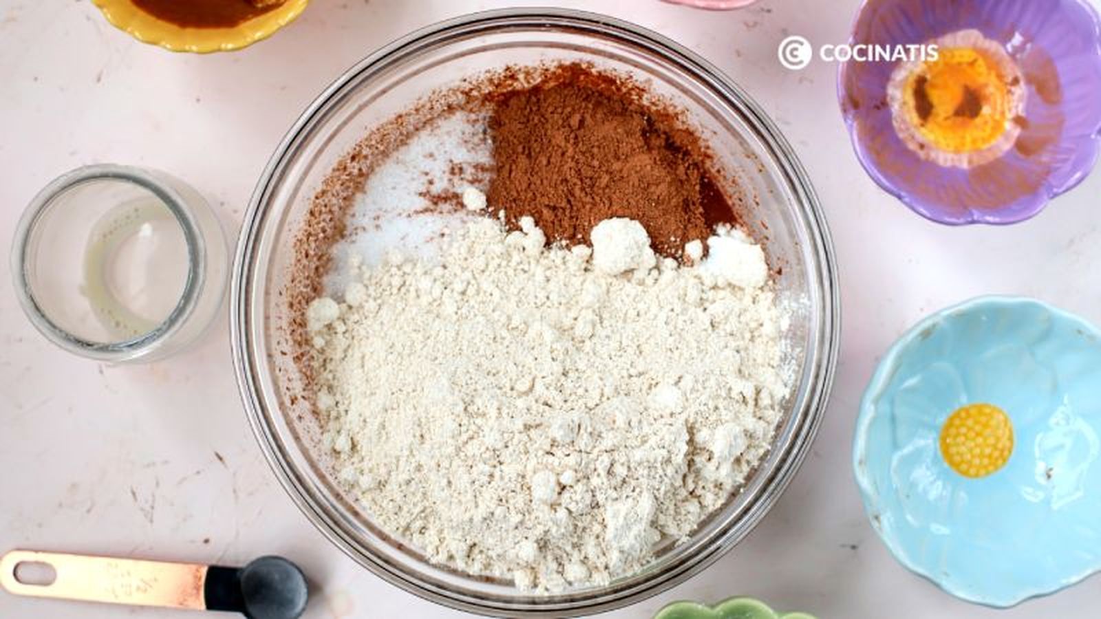Agregamos la harina, el cacao y el azúcar a la masa de chocolate Agregamos la harina, el cacao y el azúcar a la masa de chocolate