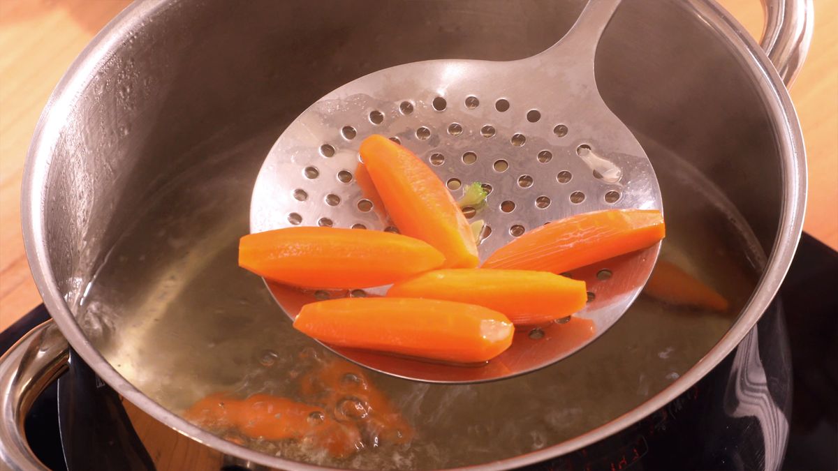 Judías verdes y zanahorias cocidas, listas para unirse a la menestra de verduras