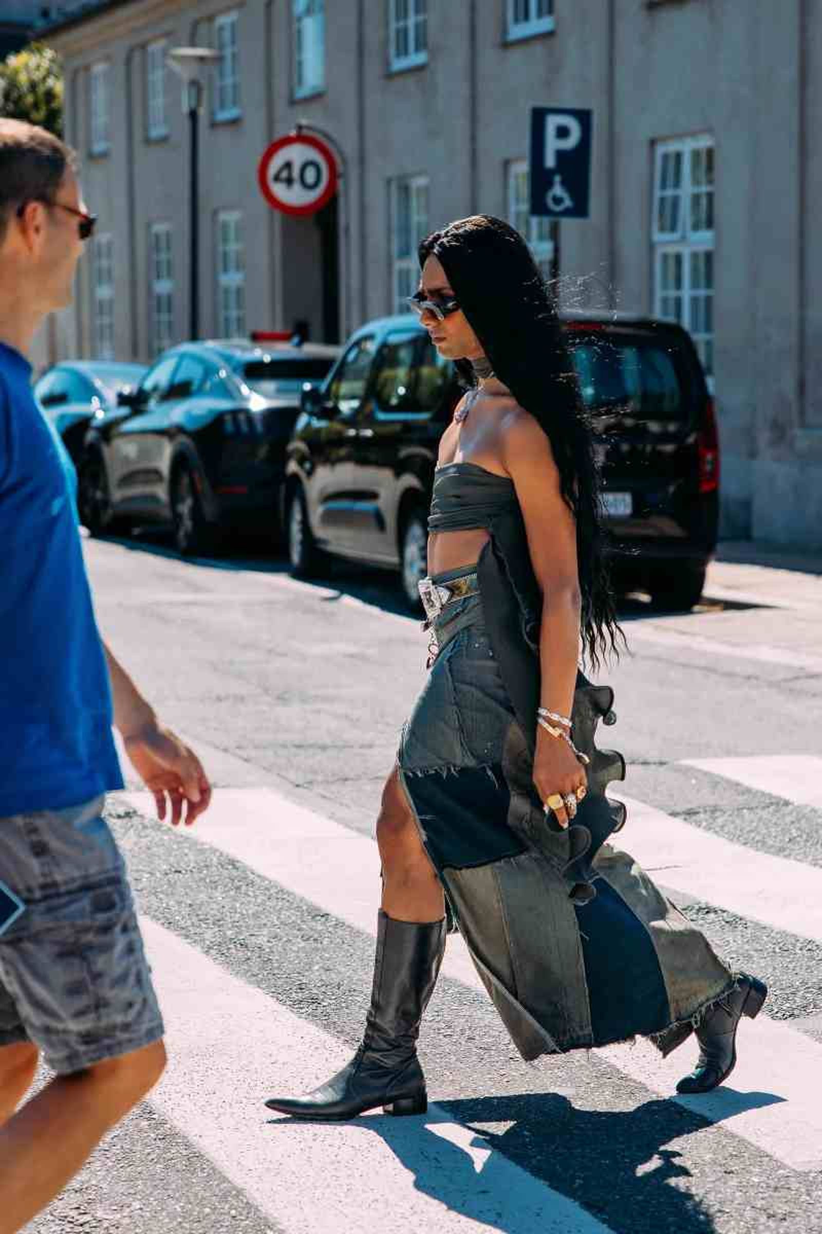 Falda vaquera larga con bota con punta