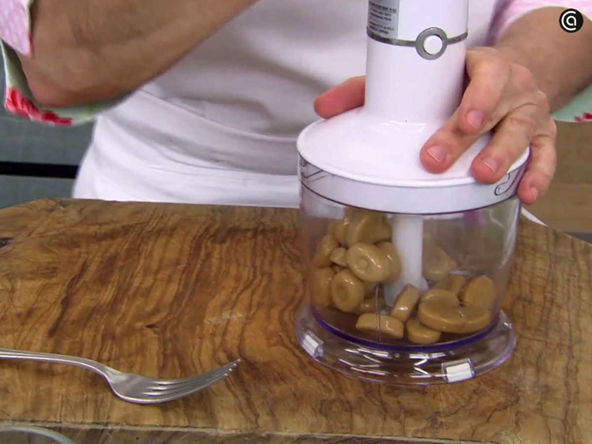 Machaca los caramelos de mantequilla en una trituradora o picadora