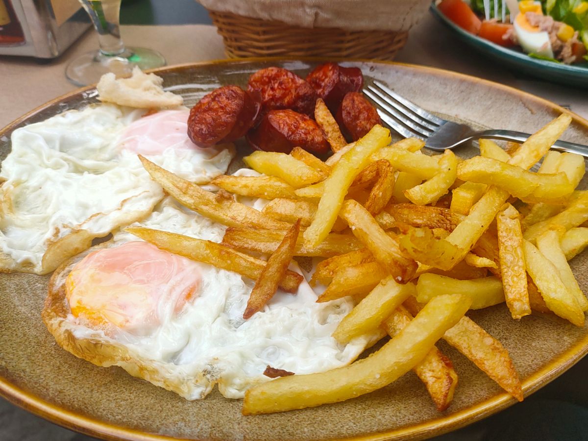 Huevos fritos con patatas y chorizo: el clásico que nunca falla, con puntilla incluida.
