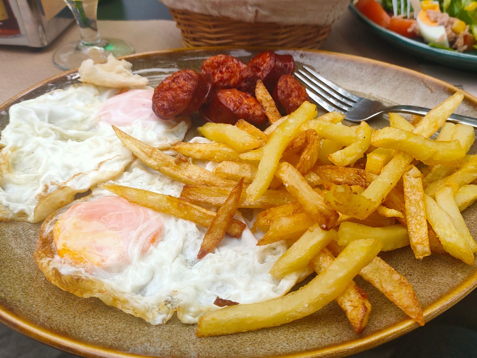 Huevos fritos con patatas y chorizo: el clásico que nunca falla, con puntilla incluida. Huevos fritos con patatas y chorizo: el clásico que nunca falla, con puntilla incluida.