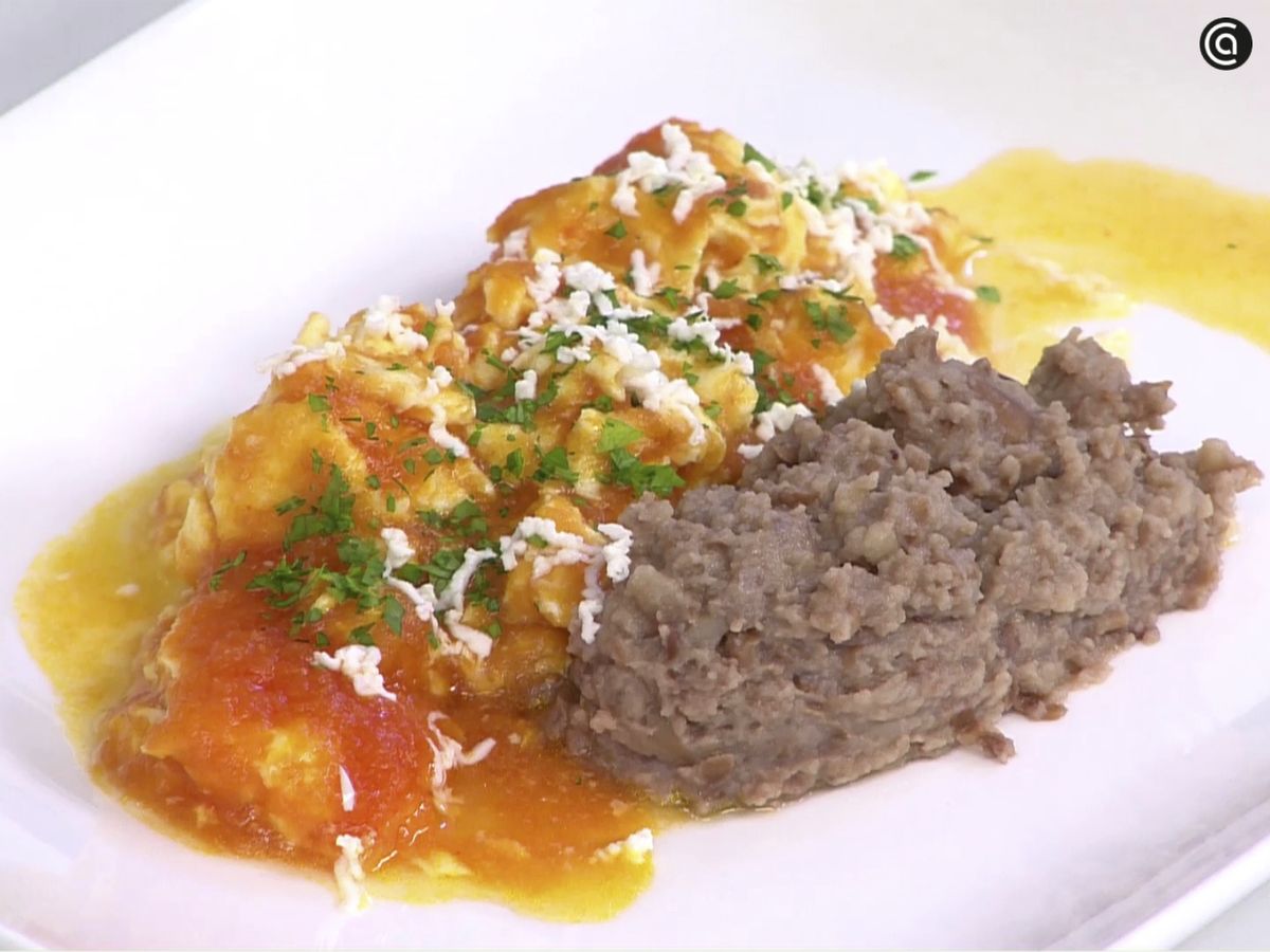 Sirve los huevos al albañil con los frijoles refritos y un poco de queso fresco