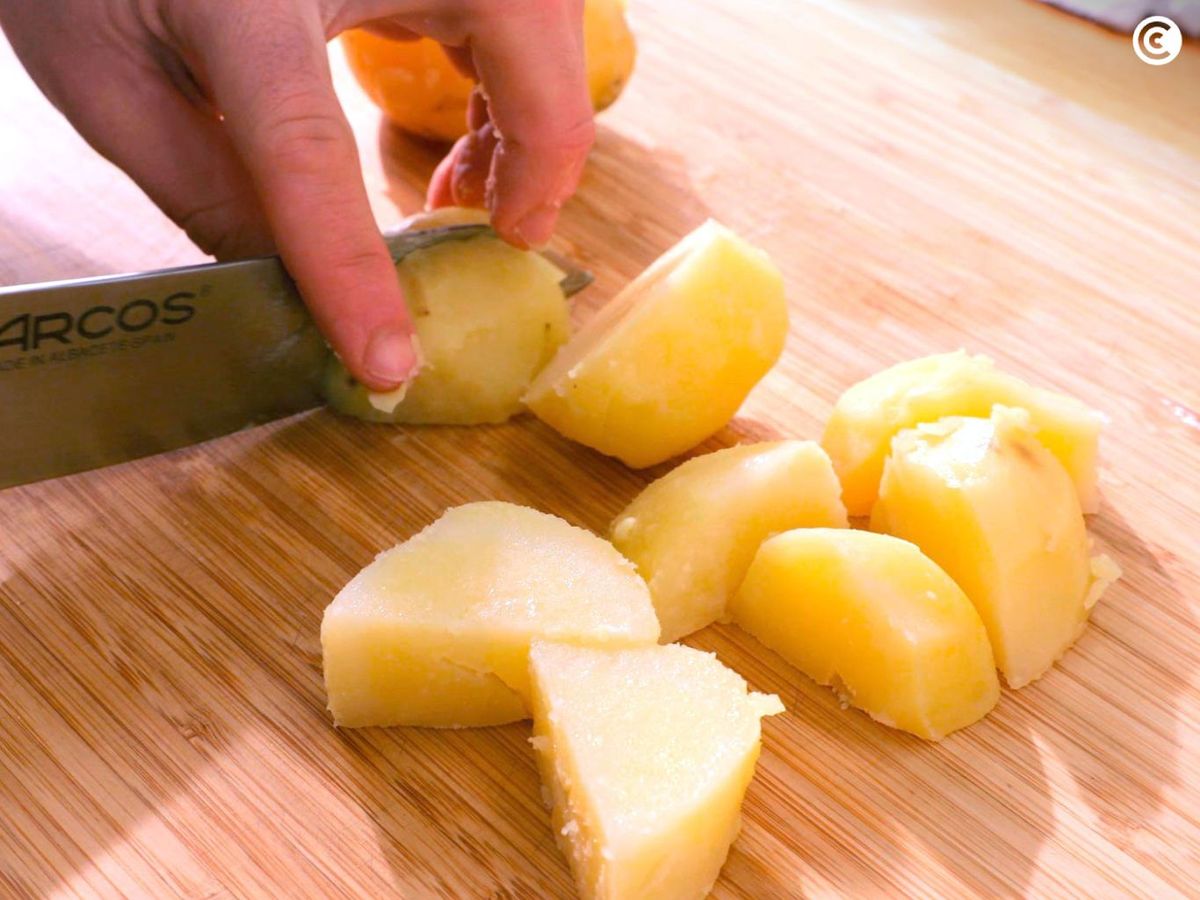 Preparar la patata para la ensalada de salmón ahumado