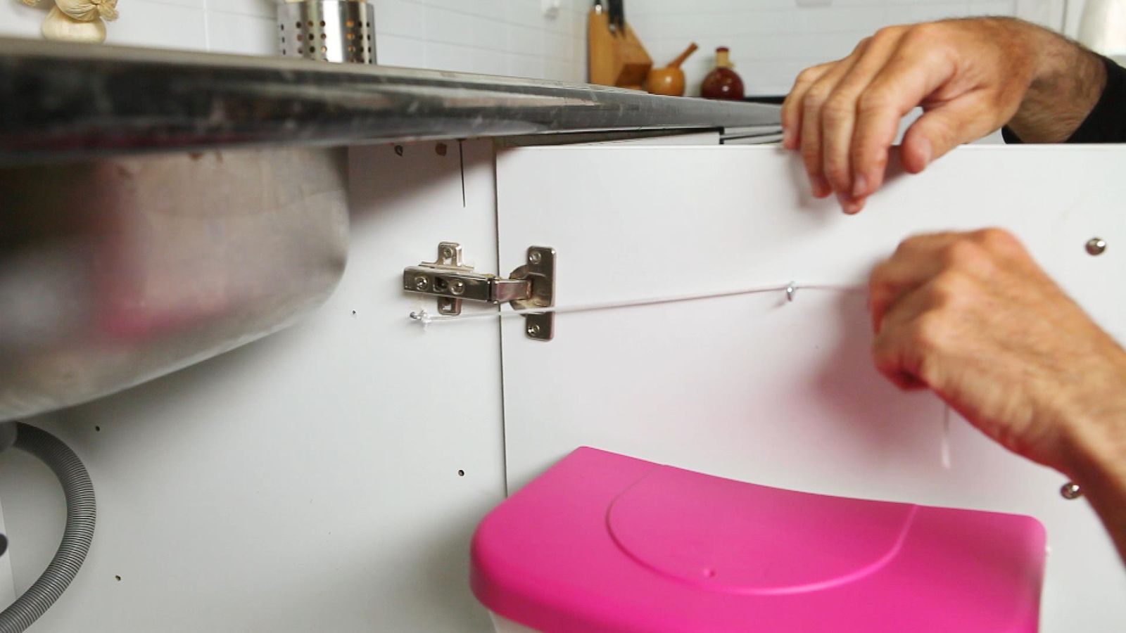 Colocar un soporte para bolsa de basura paso 6 Colocar un soporte para bolsa de basura paso 6