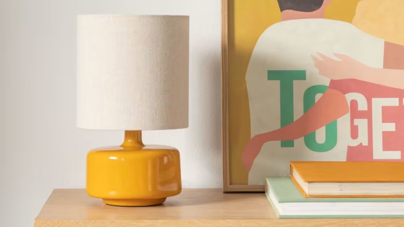 Lámpara de mesa retro amarilla Junha de Maisons Du Monde. Lámpara de mesa retro amarilla Junha de Maisons Du Monde.