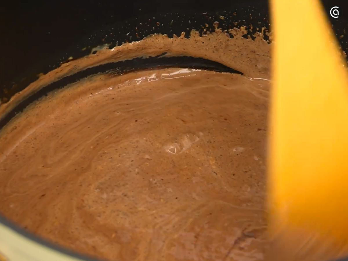 Pon en una cazuela la leche y la nata, añade el café soluble y remueve hasta que se disuelva