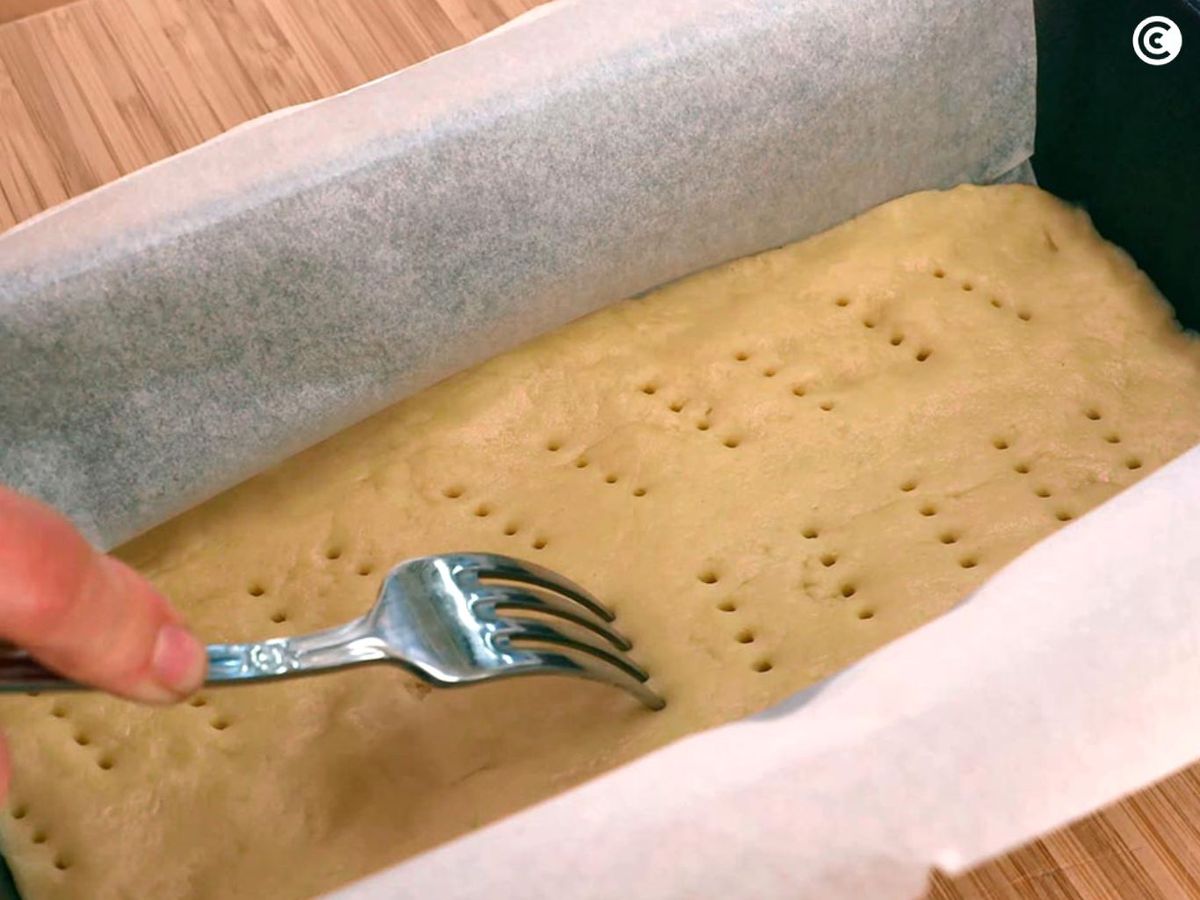Preparar la base de tarta de coco y dulce de leche para hornear