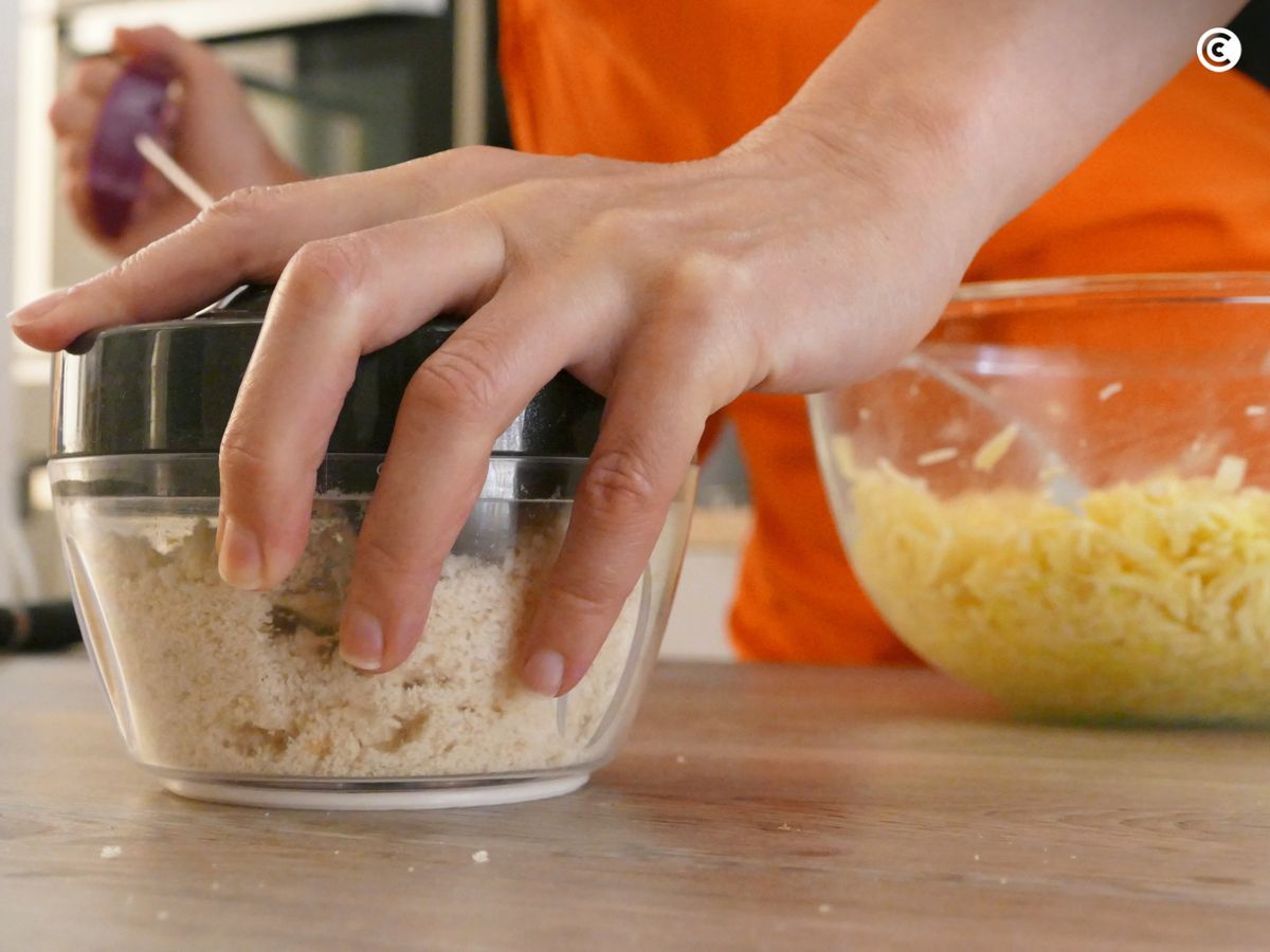 Pica el pan en la picadora