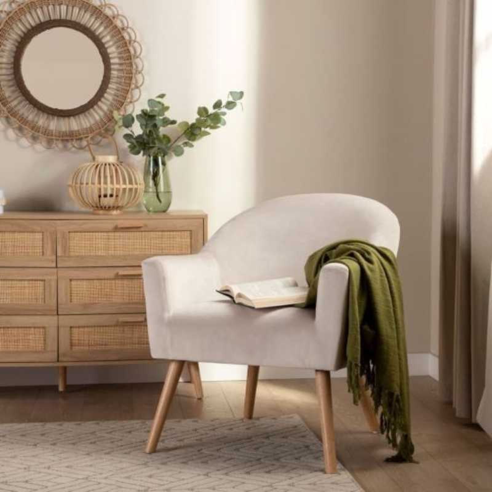 Butaca beige con patas de madera. Butaca beige con patas de madera.