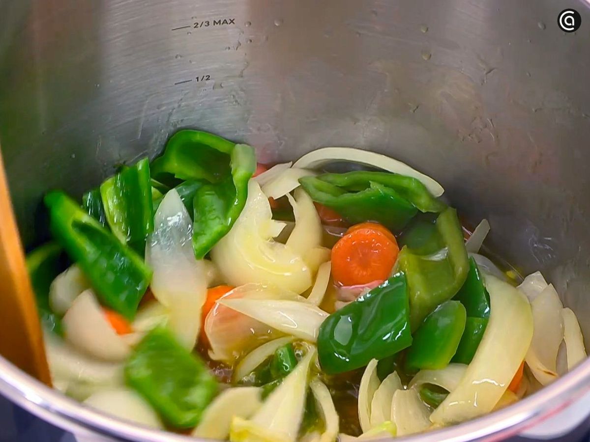 Rehoga las verduras en una olla rápida para preparar el escabeche