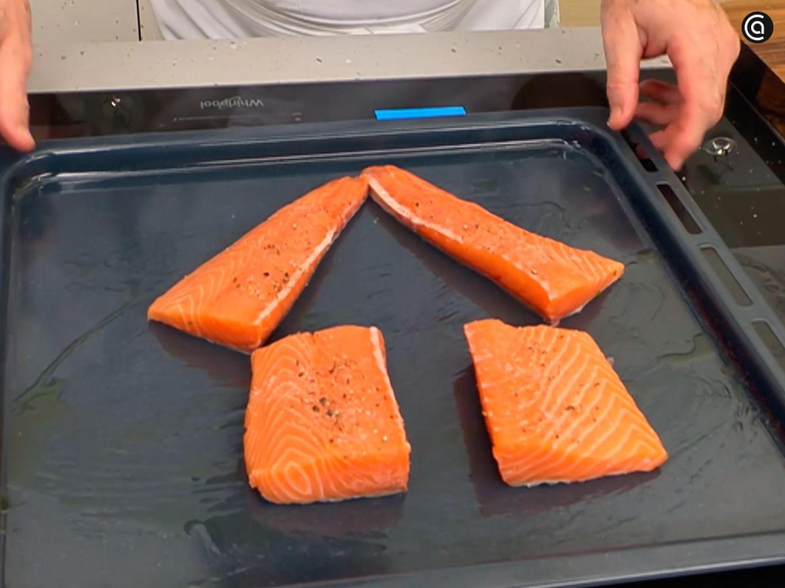 Lleva los filetes de salmón al horno y cocínalos hasta que esté en su punto