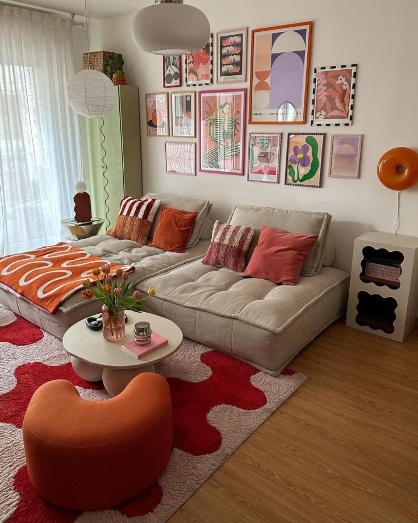 Salón aesthetic con sofá gris con cojines de rayas. Salón aesthetic con sofá gris con cojines de rayas.