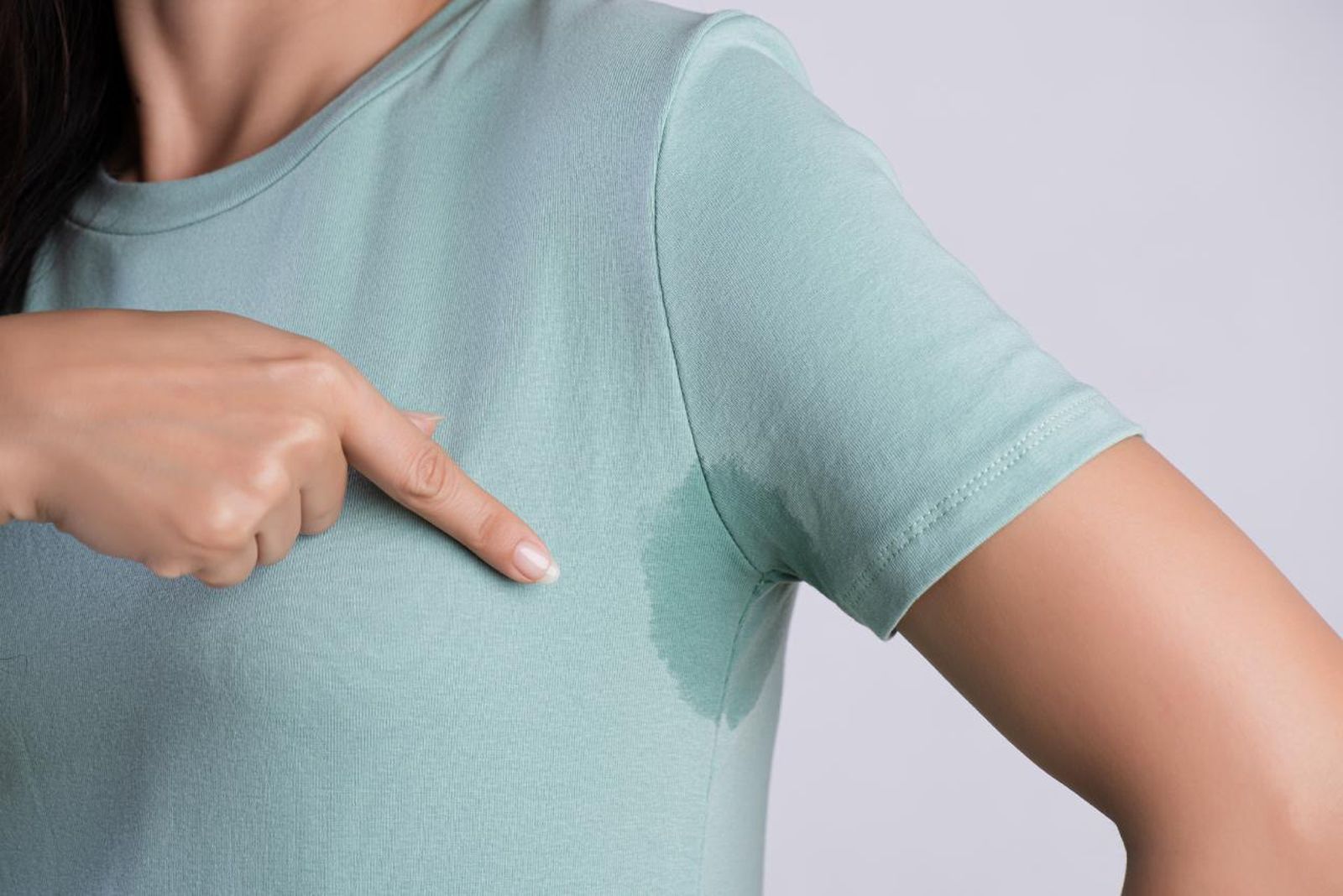 Agua oxigenada, vinagre o bicarbonato son esenciales para quitar manchas de sudor de la ropa