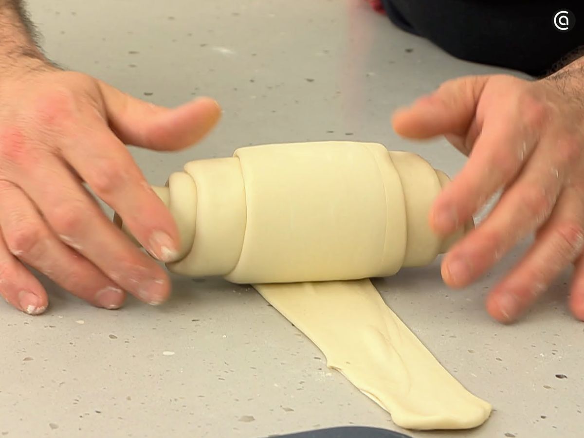 Estira la masa, enrolla de nuevo y deja fermentar 2–3 horas aproximadamente