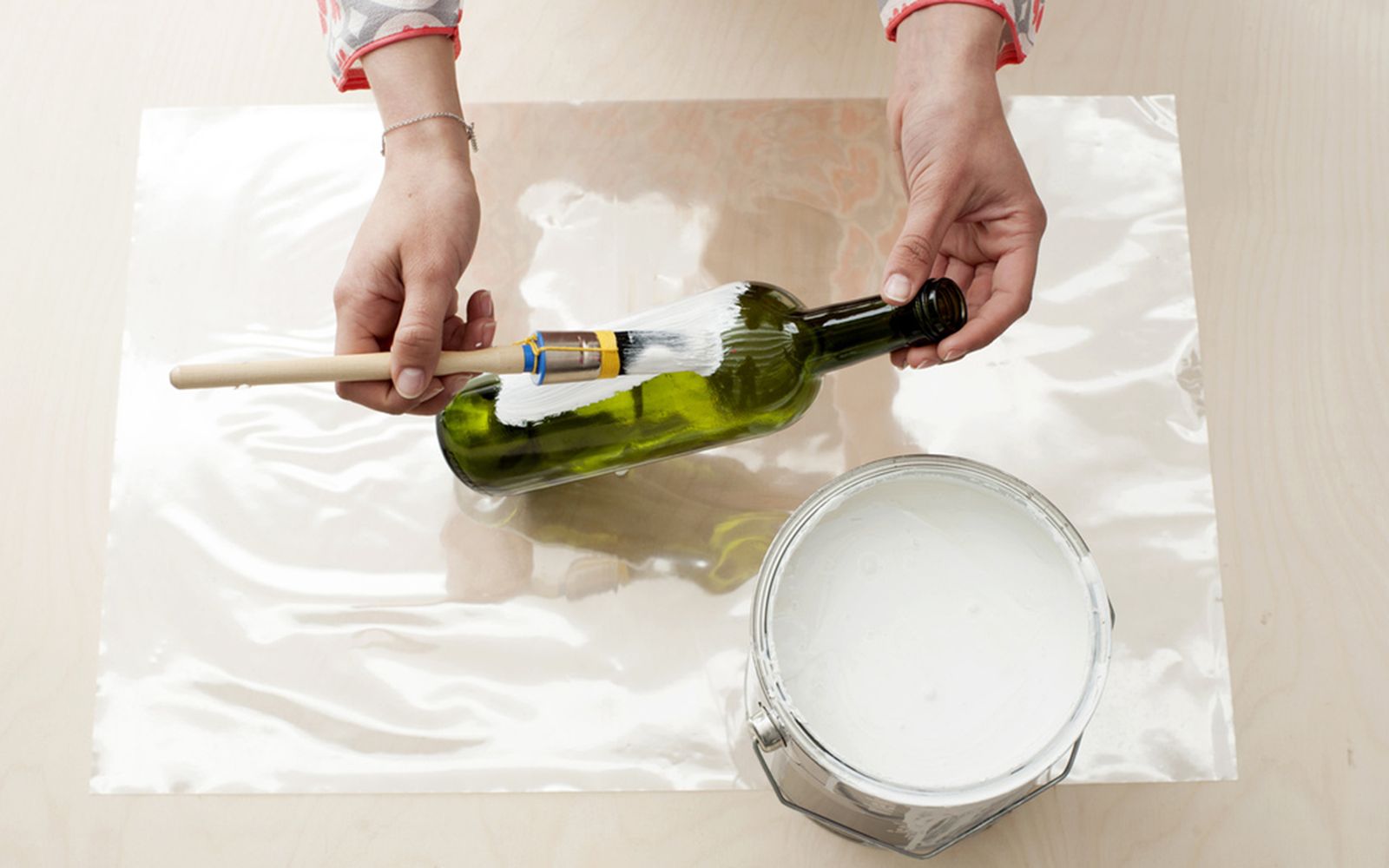 Decorar botellas para usar como jarrones paso1 Decorar botellas para usar como jarrones paso1
