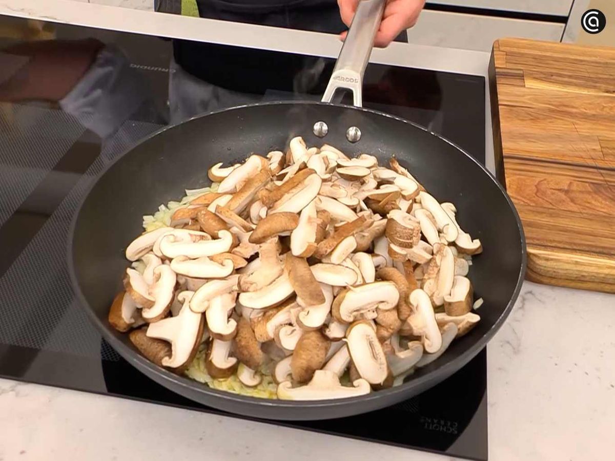 Cocina las setas shiitake con la cebolleta