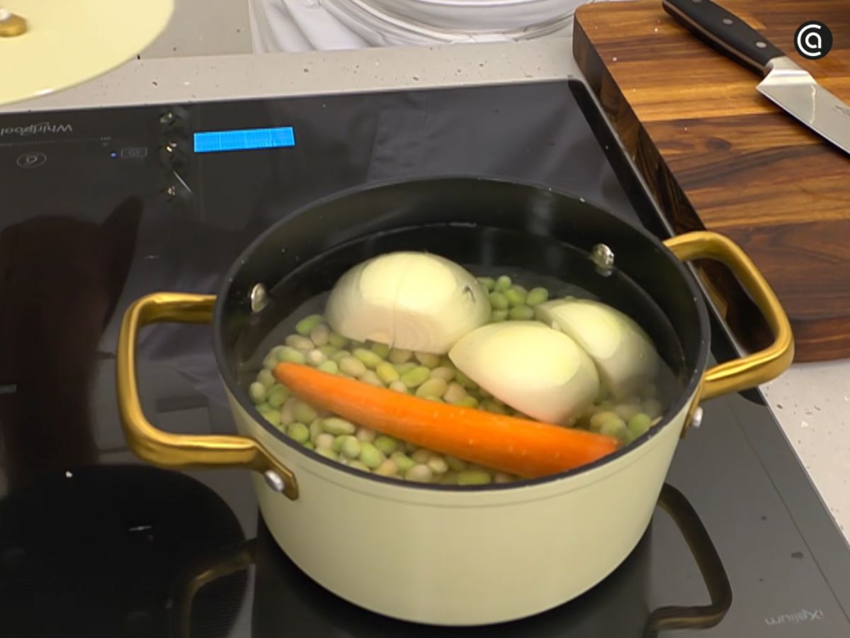 Las pochas se cuecen a fuego suave junto con la verdura para que queden tiernas y enteras.