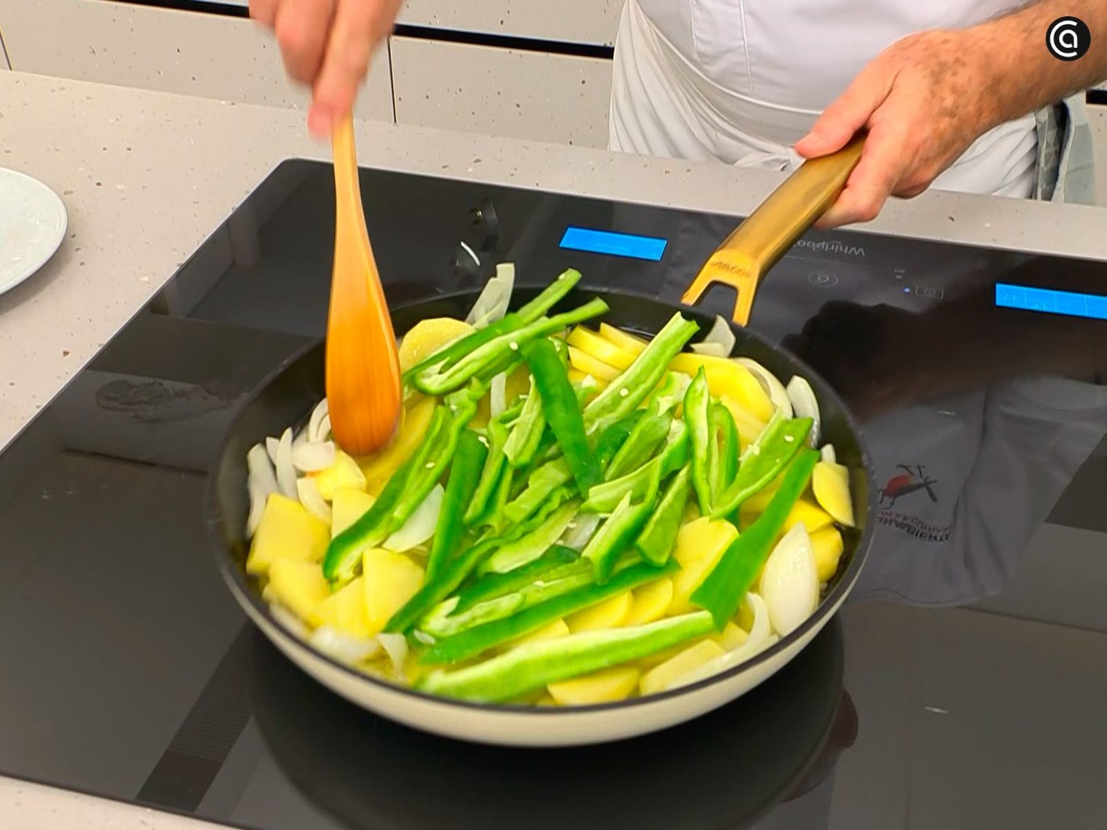 Fríe las patatas, la cebolla y el pimiento en aceite caliente Fríe las patatas, la cebolla y el pimiento en aceite caliente