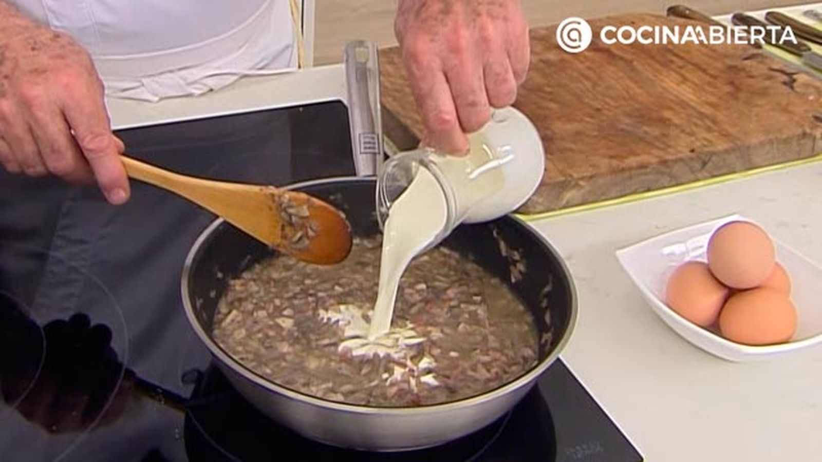 huevos en hojaldre con crema volvoanes rellenos al horno receta karlos arguinano karl67890321 paso2 huevos en hojaldre con crema volvoanes rellenos al horno receta karlos arguinano karl67890321 paso2
