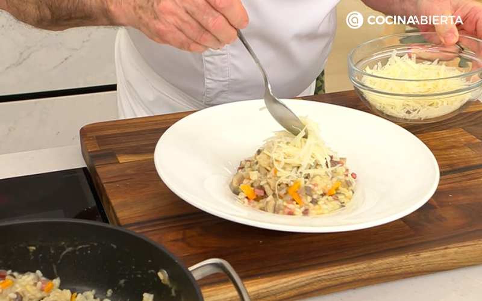Sirve el arroz con setas, jamón y queso rallado