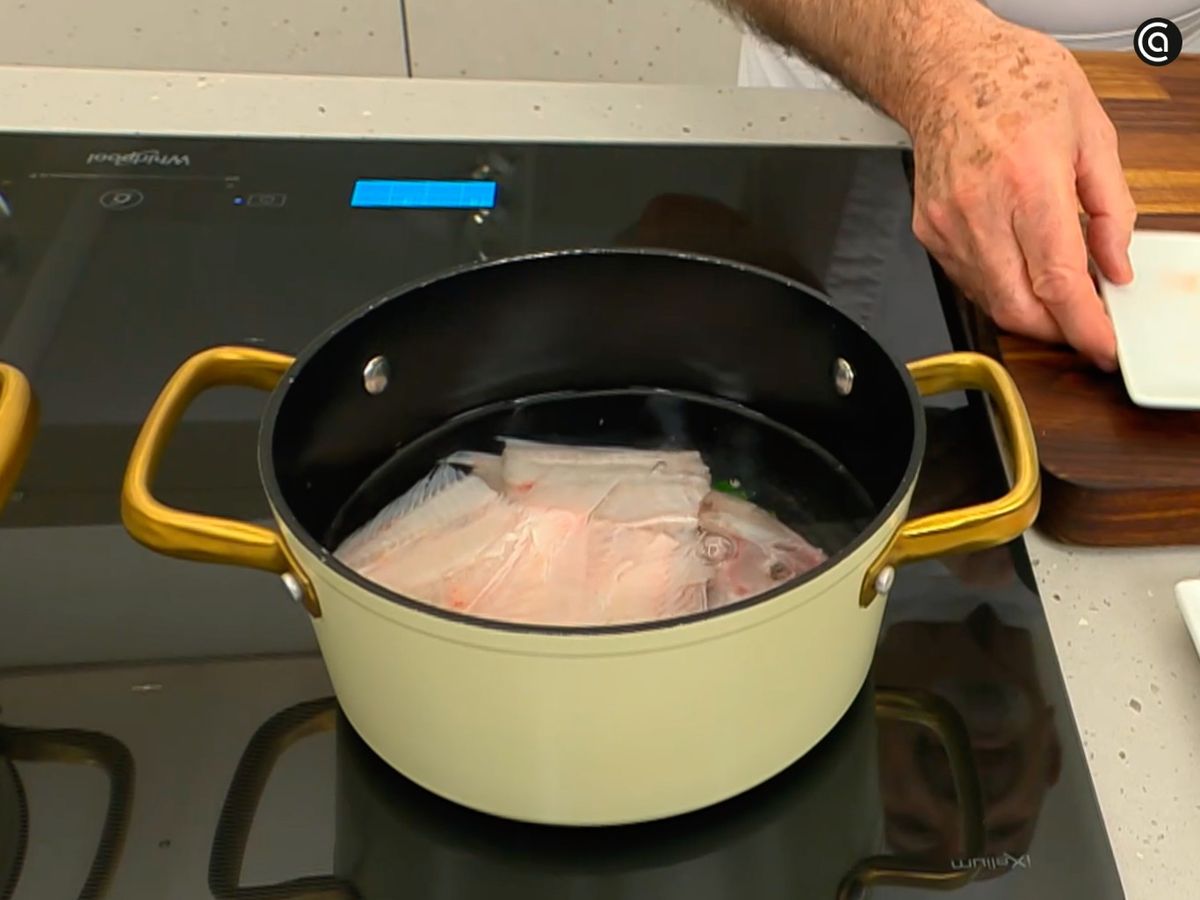 Limpia los lenguados, separa los lomos y con las cabezas y las pieles prepara un caldo