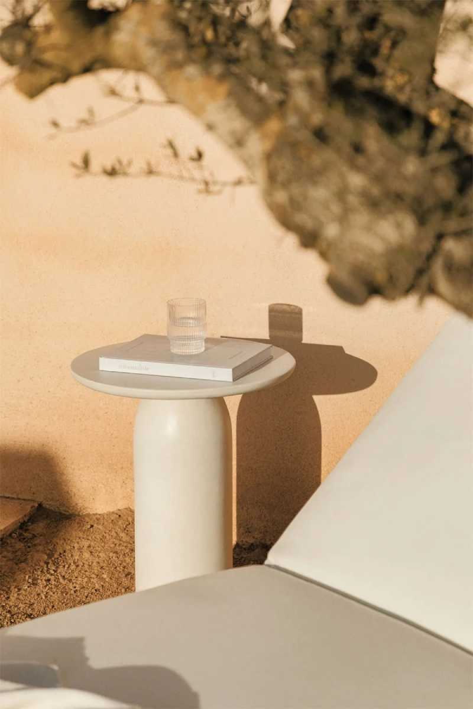 Mesa de jardín redonda de cemento Layana.