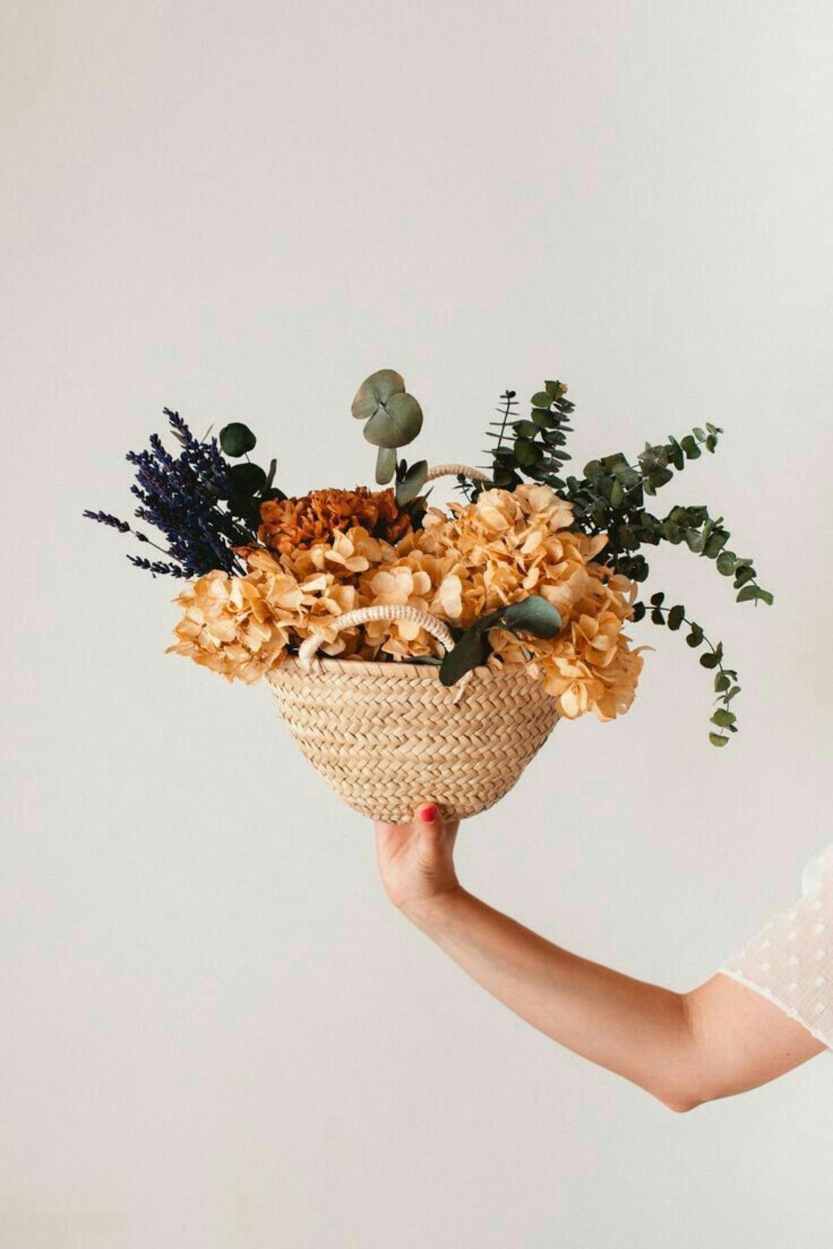 Cestita decorada con plantas secas.