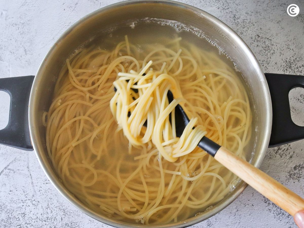Cocer espaguetis para hacer a la putanesca