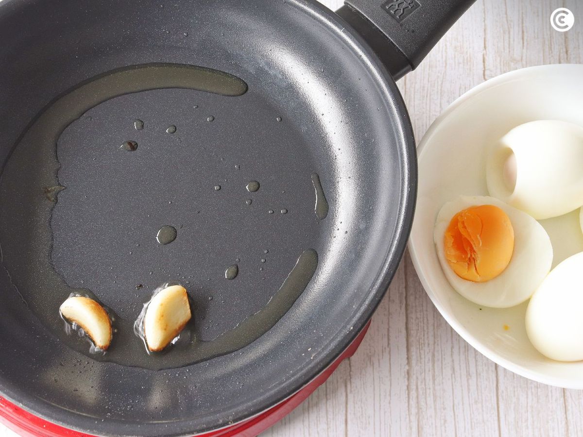 Dorar los dientes de ajo para intensificar el sabor del potaje de vigilia
