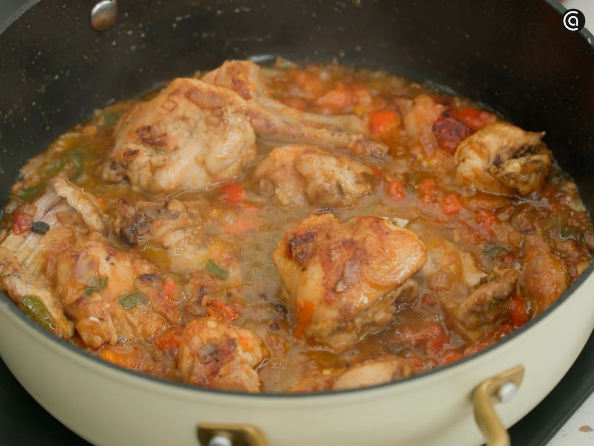 Marca la carne de conejo y cocínala junto con las hortalizas