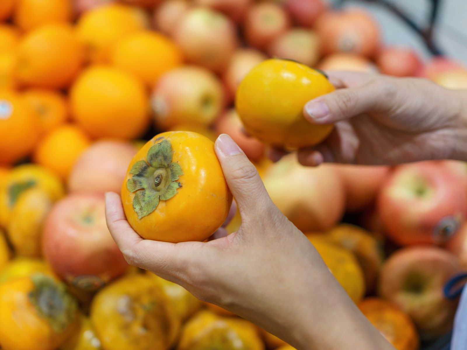 Antes de comprar caquis, busca un color naranja intenso y piel sin golpes Antes de comprar caquis, busca un color naranja intenso y piel sin golpes