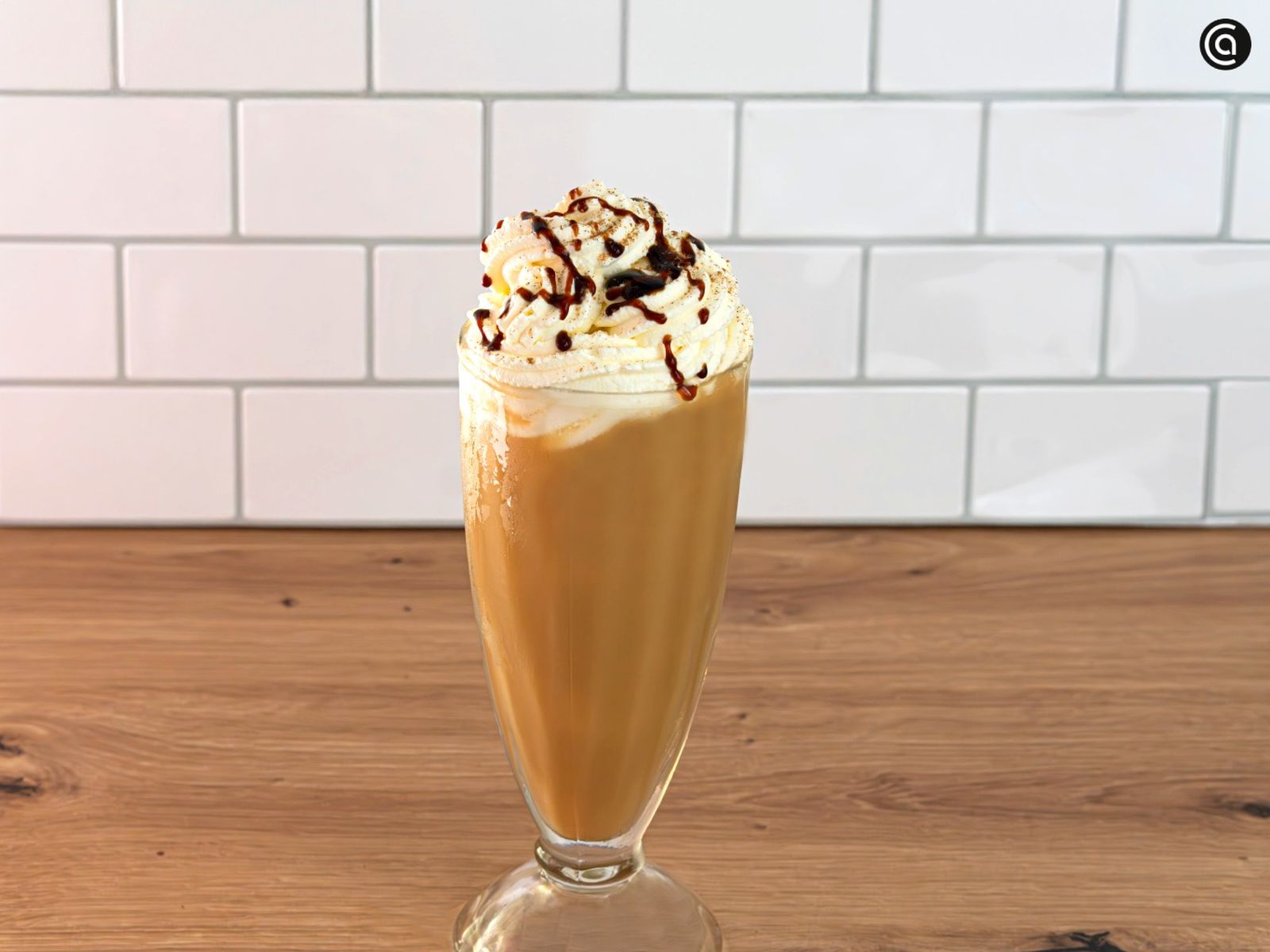 Añade, si quieres, canela molida junto con caramelo líquido